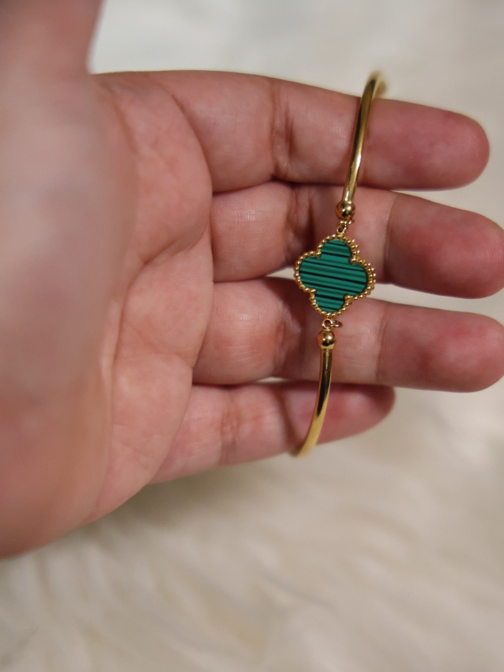 Gold Bracelet with Green Clover Motif - Picture 2 of 3